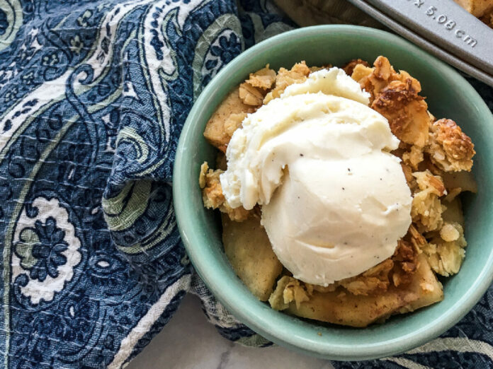 HOMEMADE APPLE CRISP WITH OATS Fall Mad in Crafts