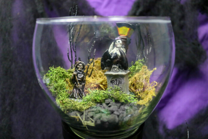 DIY DOLLAR STORE CEMETARIUM (HALLOWEEN FAIRY GARDEN) Holiday Mad in Crafts